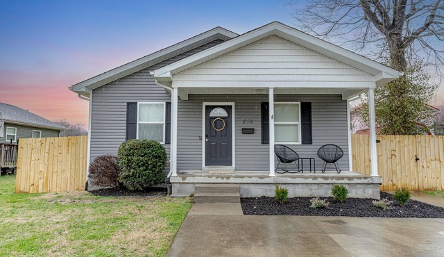 Sleek+ Modern Home Close to Downtown