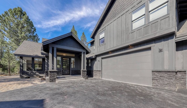 Sleek, modern home with hot tub, gas fireplace, & AC - includes 12 SHARC passes