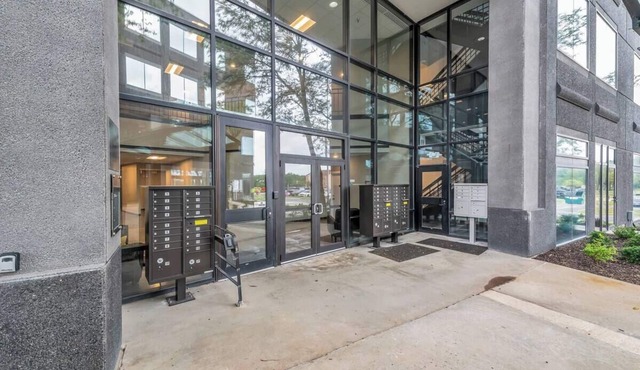 Sleek, modern loft minutes from Airport, FAST WiFi