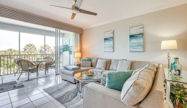 Sleek Naples Condo w/Balcony: Snowbirds Welcome!