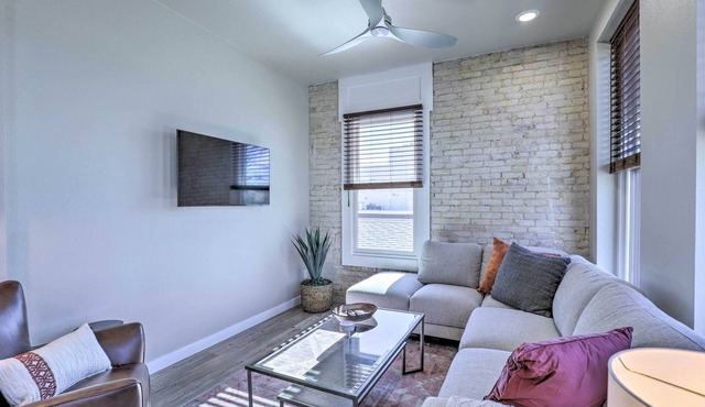 Sleek, Newly Updated Downtown San Marcos Apt!