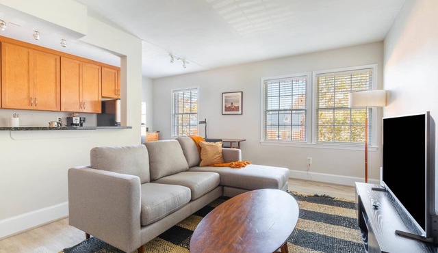 Sleek Old Town North 1BR w/Gym & Rooftop Pool, nr Museums, by Blueground