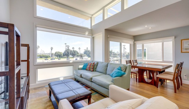 Sleek Oxnard Townhouse w/Balconies: Walk to Beach