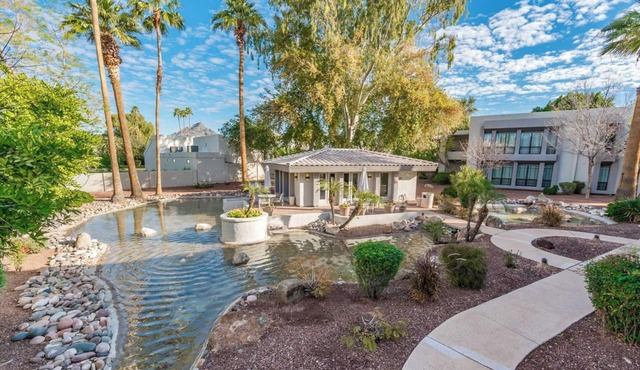 Sleek Phoenix Condo: Walk to Biltmore Fashion Park