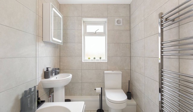 Sleek Reading Apartment Near Town Centre - Stylish Stay for Work or Leisure