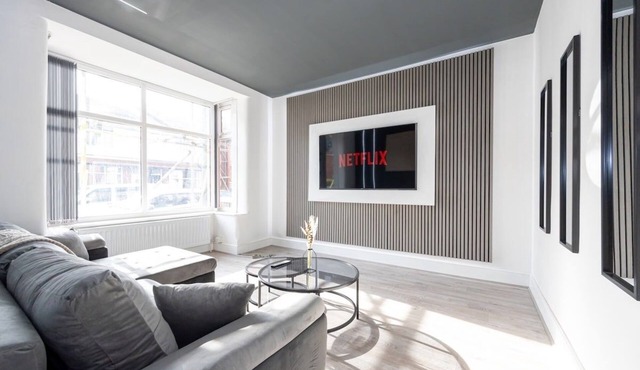 Sleek Retreat:Modern Home-Games Room&Cinema&nbsp;Lounge