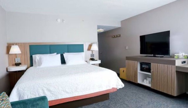 Sleek Room for Couples Close to Saddlebrook Golf and Busch Gardens