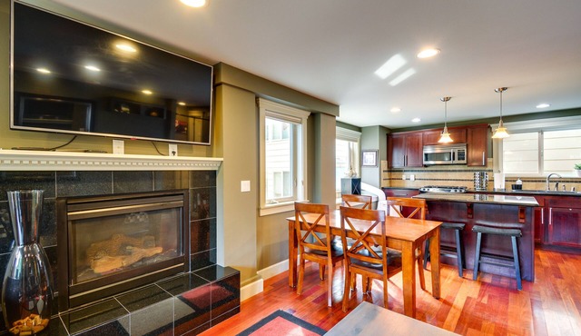 Sleek Seattle Getaway ~ 3 Mi to Alki Beach!