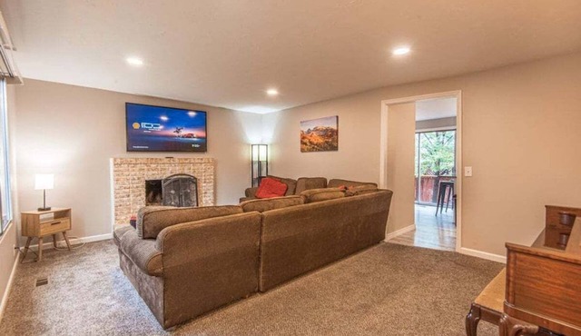 Sleek & Snug | Urban Retreat Mins from Downtown
