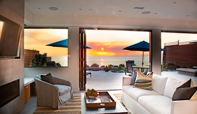 Sleek Solana Oceanfront