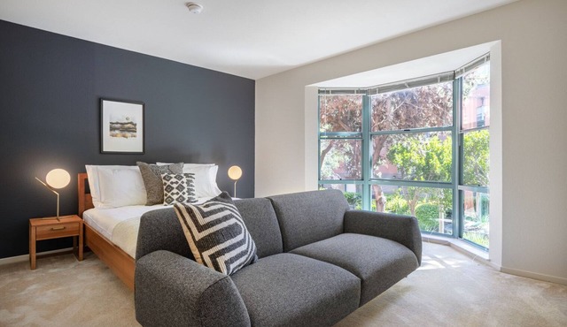 Sleek South Beach Studio w/Movie Room near AT&T Park by Blueground