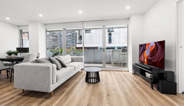 Sleek South Yarra 2-Bed with Alfresco Dining