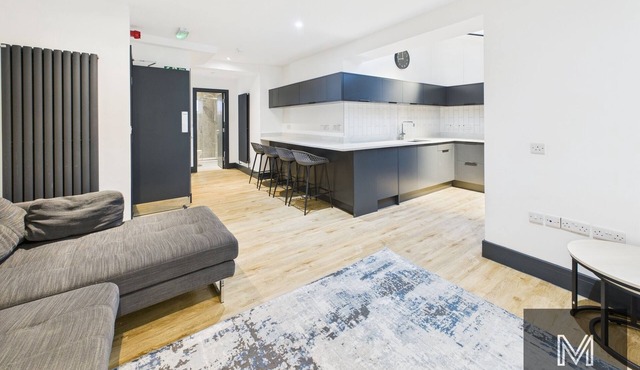 Sleek & Spacious 7-bed in Filton