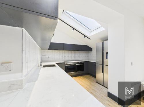 Sleek & Spacious 7-bed in Filton