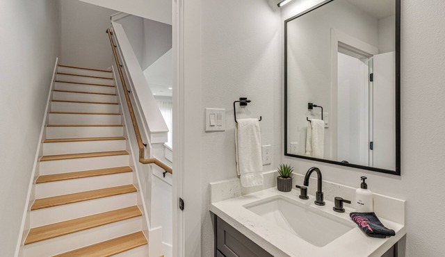 Sleek & Spacious! Prime Houston Home Near NRG