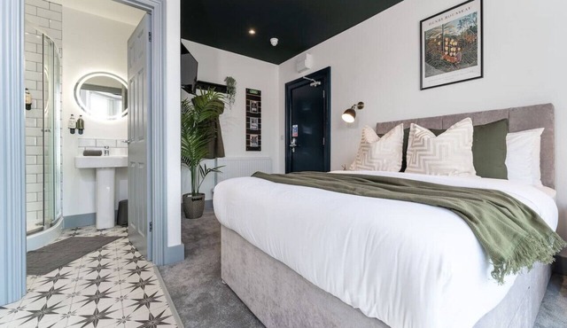 Sleek Studio; Free Parking, Free Onsite Laundry