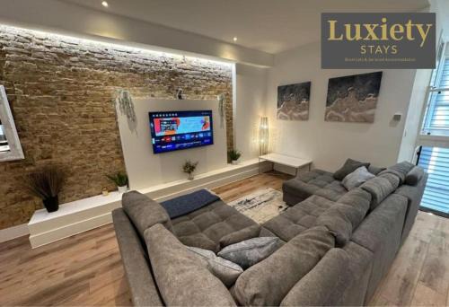 Sleek & Stunning 2BR APT By Luxiety Stays Short Lets & Serviced Accommodation Southend on sea With Free WiFi, Smart TV, Netflix