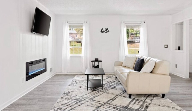 Sleek & Stylish 3BR | Pet Friendly | Sleeps 6