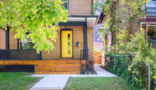 Sleek & Stylish Apt Steps From Bluebird Theater