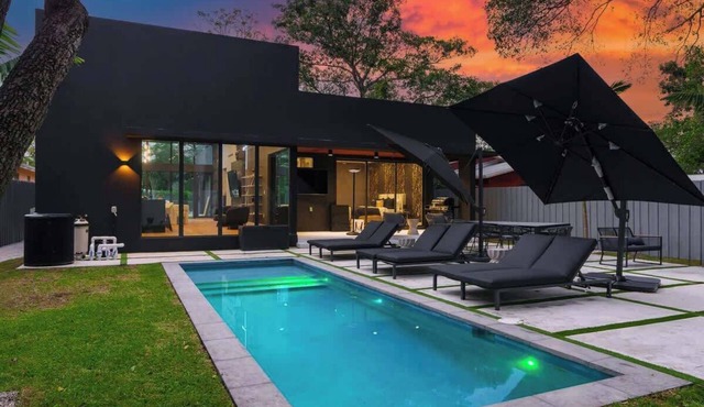 Sleek Stylish Luxe Villa, Pool, Billiards, BBQ