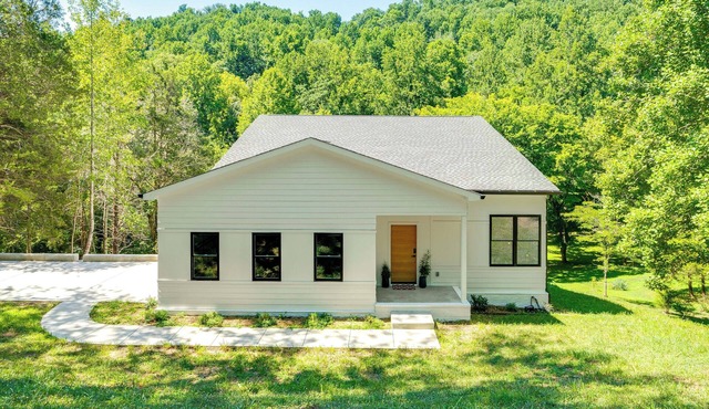 Sleek Tennessee Retreat: 2 Mi to Center Hill Lake!