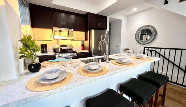 Sleek Townhouse Getaway + Private Rooftop Deck 🍹