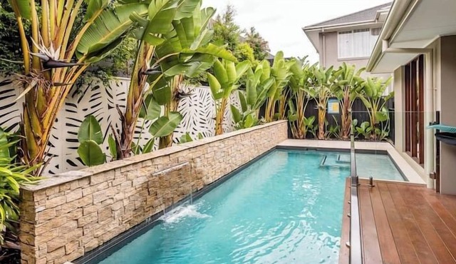 Sleek Tropical Oasis - Bridgeman Downs