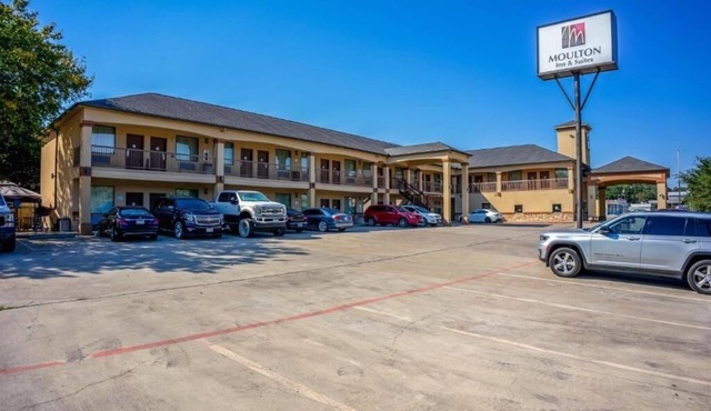 Sleek Unit Near Kloesel’s With Breakfast And Pet Friendly Options