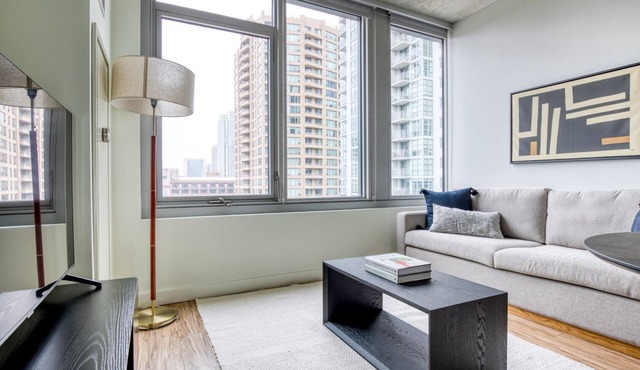 Sleek West Loop Studio w/Deck, Pool & Gym, 3 blocks to L, by Blueground