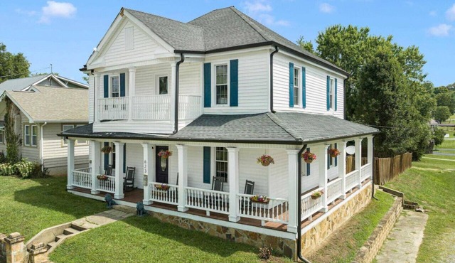 Sleep 10 in this historic home in state streets