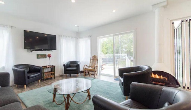 sleep 22, 10 br 7 baths, hot tub, lakefront, view