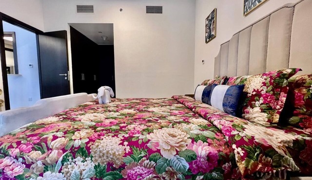Sleep 5 1-bedroom apartment in amazing with private parking Pool & gym
