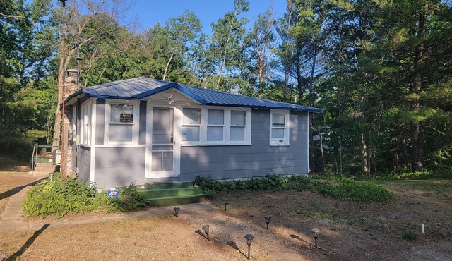 Sleep 6, Lakeview Cottage with private beach, boat dock & spectacular views.