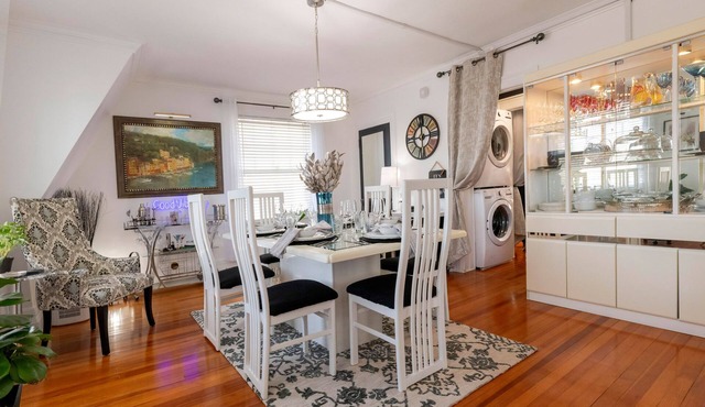 Sleep 6 Uptown Utica Spacious 2 story ensuite Apt 10 min to Adirondack Nexxus Ct