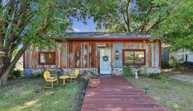 Sleep 7 near Texoma. King Bed! Small dog friendly!n