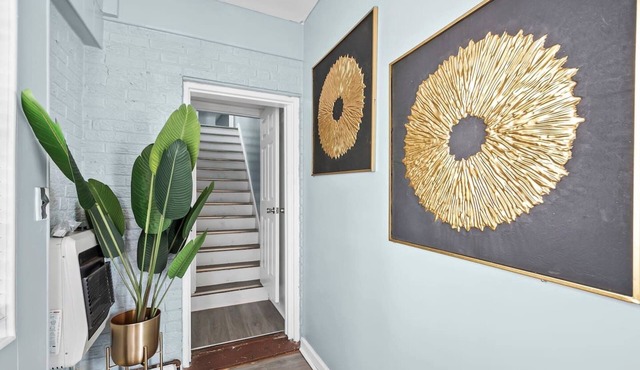 Sleep 8, 2 connected Rooms in large home near DC