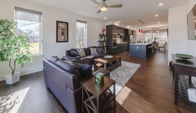 Sleep 8 on Central! Conveniently Located!!! 3 bed 3 1/2 bath Townhome.
