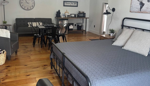 Sleep at Simplicity - Downtown Loft & Boutique