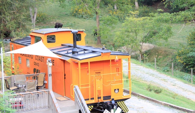 🚂 Sleep in a caboose on a bison ranch: Seaboard Coast Line #0843