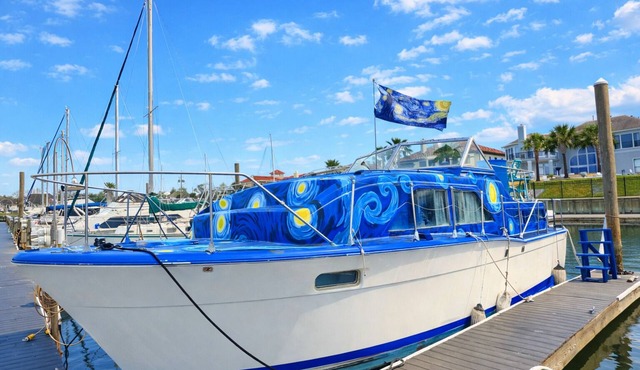 Sleep in a Van Gogh painting! A floating tribute to the art of Vincent.