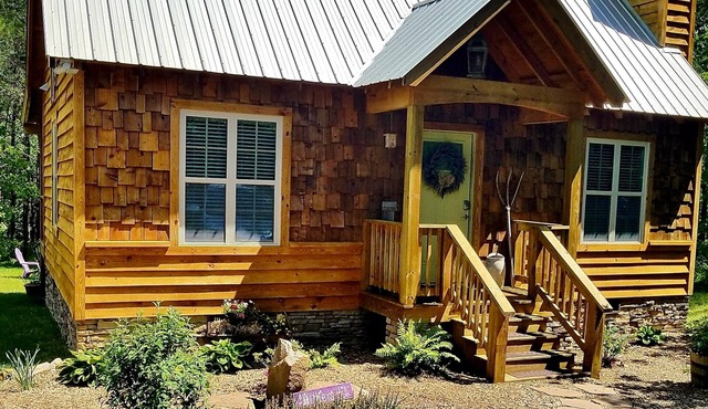 ♥ Sleep in the woods, wake to the birds - Hot tub, King bed, PRIVACY!