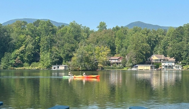 Sleep Lakeside in Our Cozy Boathouse with Mtn Views
