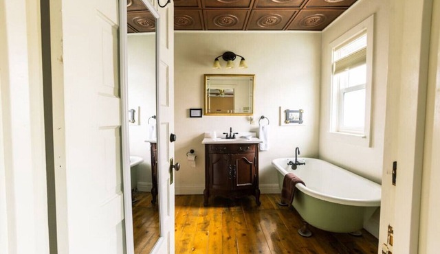 Sleep up to 4 - King Suite in Historic Centennial Hotel