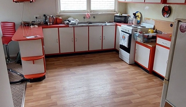 sleep up to 8 great family home with back yard shop across the road