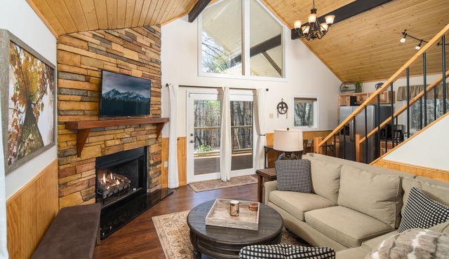 Sleep6,Hottub,Firepit & Wood,Private, Views, 30mins from App Ski Reduced Rates!