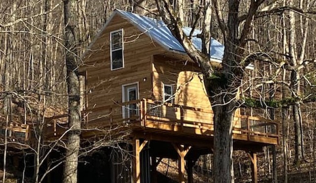 sleepin bear · NO SUNDAY CHECK INS TREEHOUSE CABIN , hot tub,