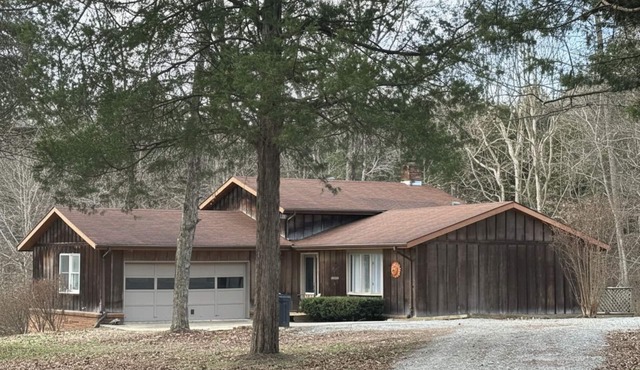 Sleepin' Hickory: Deep Woods Luxury, Game Room & Winding Creek View