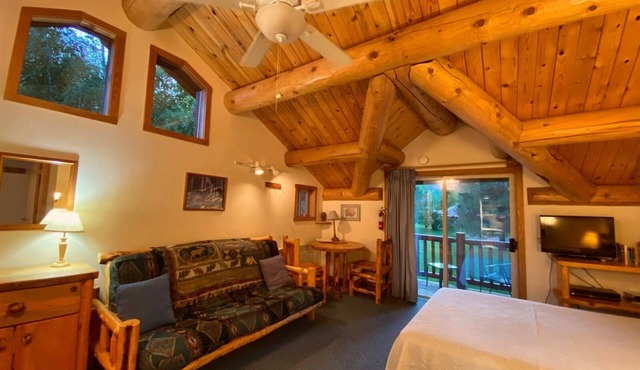 Sleeping Wolf Studio w/ski trail & river access, pool/hot tub