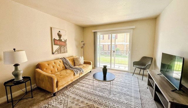 Sleepover | Plush 1BD/1BA + Balcony - OKC