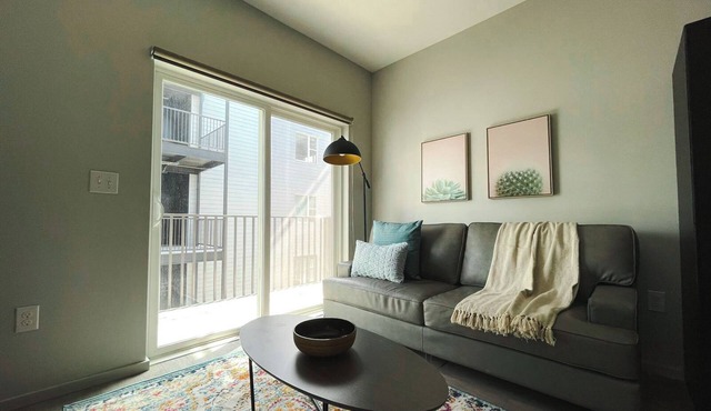 Sleepover: Remarkable 1BD/1BA + Balcony - Downtown Omaha